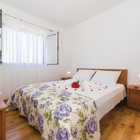 4 Bedroom Cozy Apartment In Vodice Exterior foto