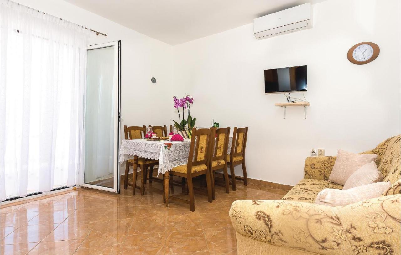 4 Bedroom Cozy Apartment In Vodice Exterior foto